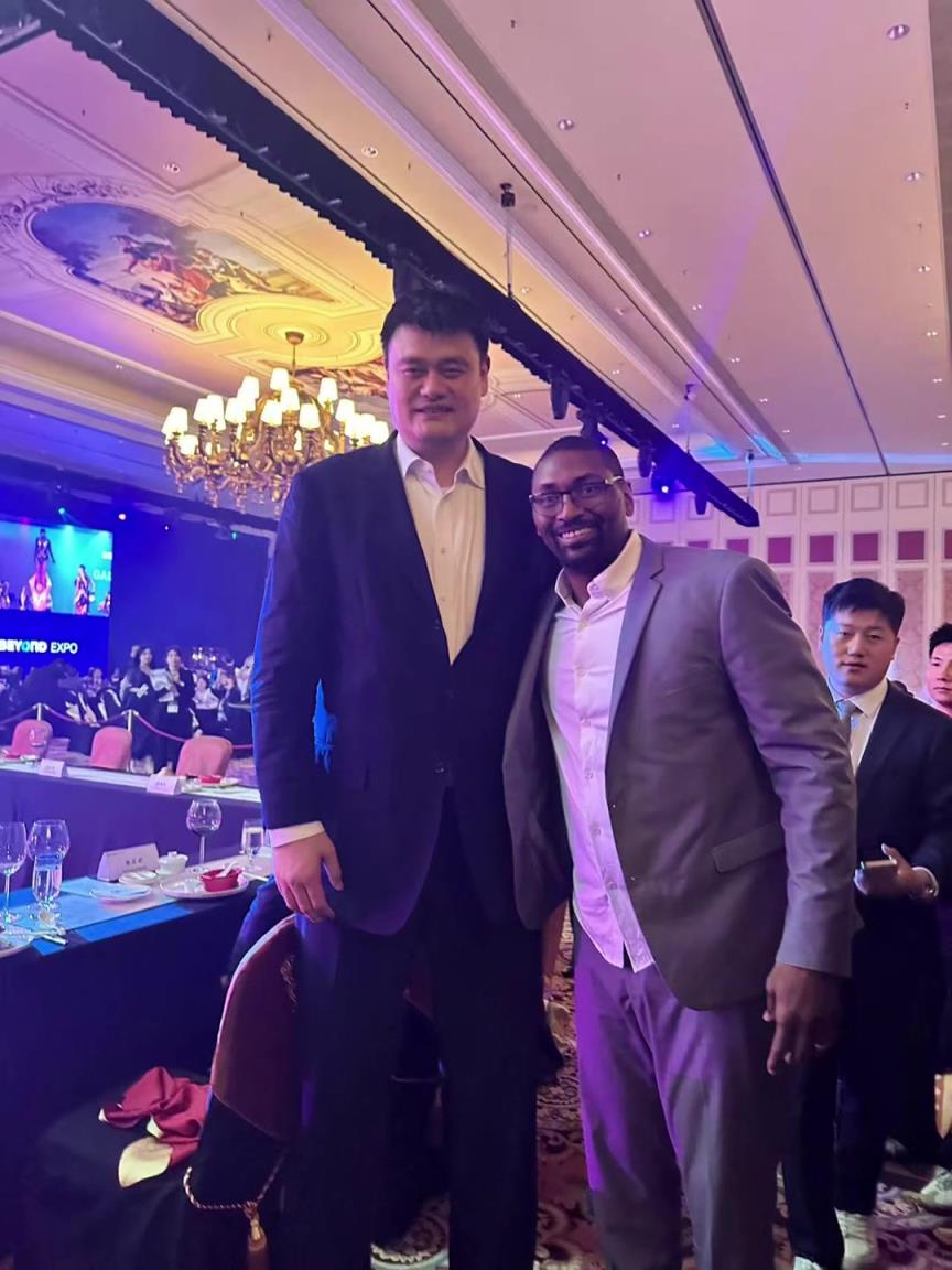 阿泰斯特曬與姚明合照：這是我最喜歡的隊(duì)友 姚??！
