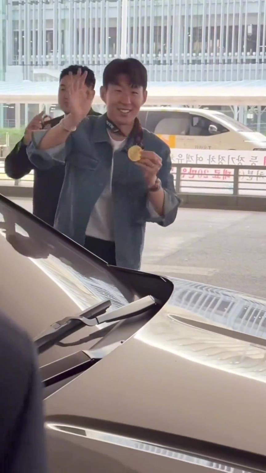 衣錦還鄉(xiāng)！孫興慜返回韓國(guó)，眾多女球迷讓其把歐聯(lián)獎(jiǎng)牌戴上