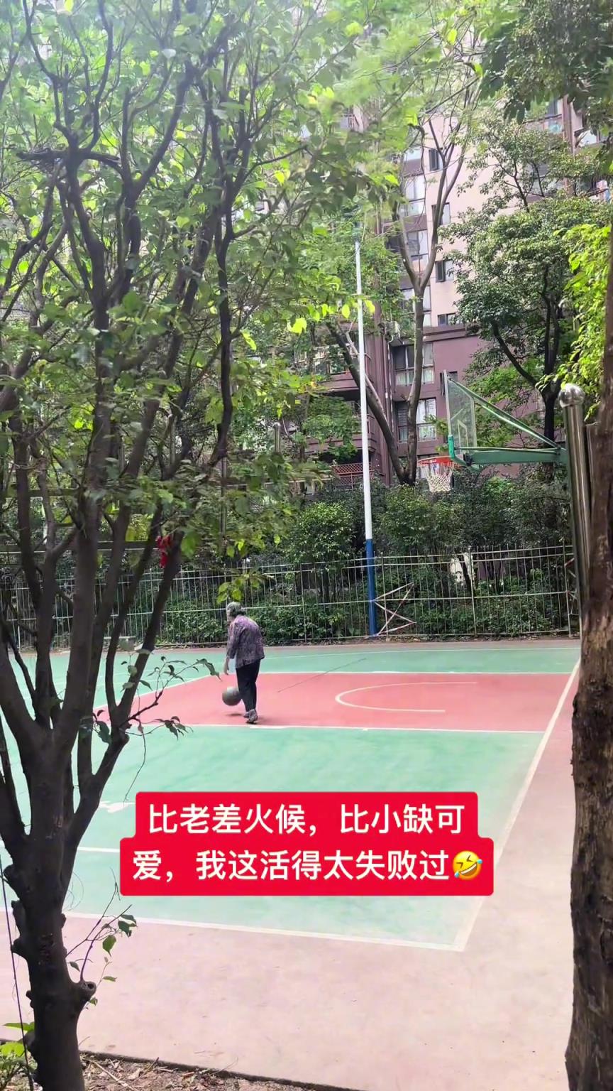 這阿婆單手一投一個準，姜還是老的辣