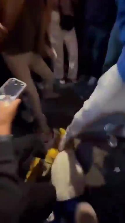 驚！尼克斯大勝步行者后，哈利伯頓遭主場球迷群毆