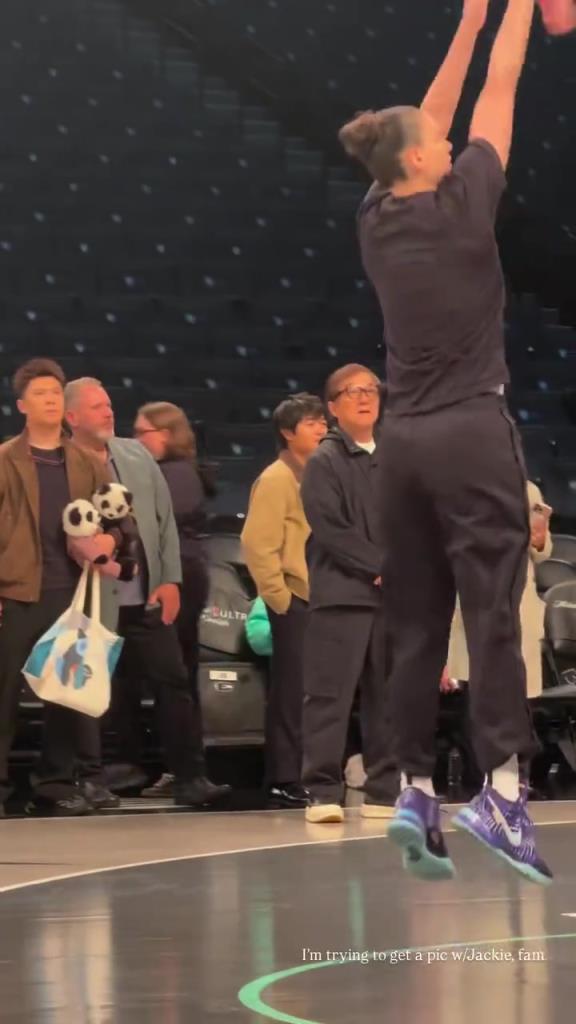 71歲成龍現(xiàn)身巴克萊中心看女籃比賽：她們投籃怎么那么準(zhǔn)?。?！
