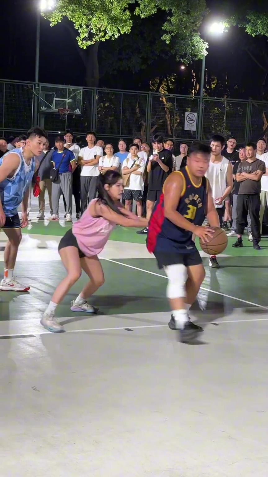 這哥們看見防自己的是女生，一個勁背打，球也不傳了